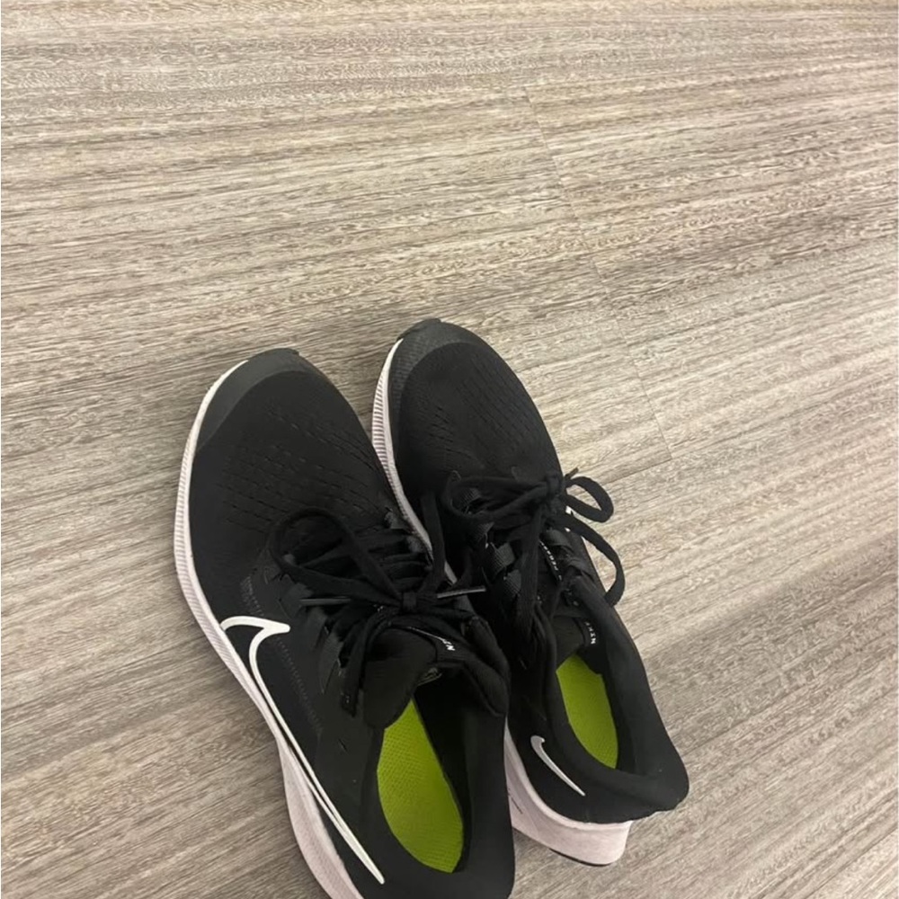 Nike Women's Black and White Athletic Shoes